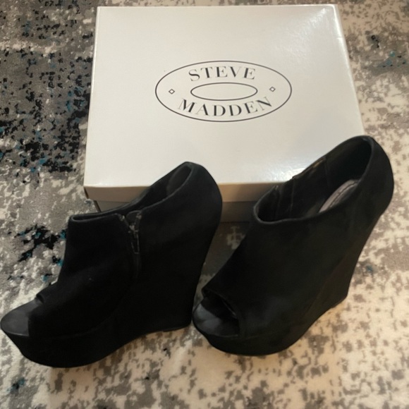 🖤 Steve Madden Wedge Peep-Toe Booties 🖤 - Picture 3 of 9